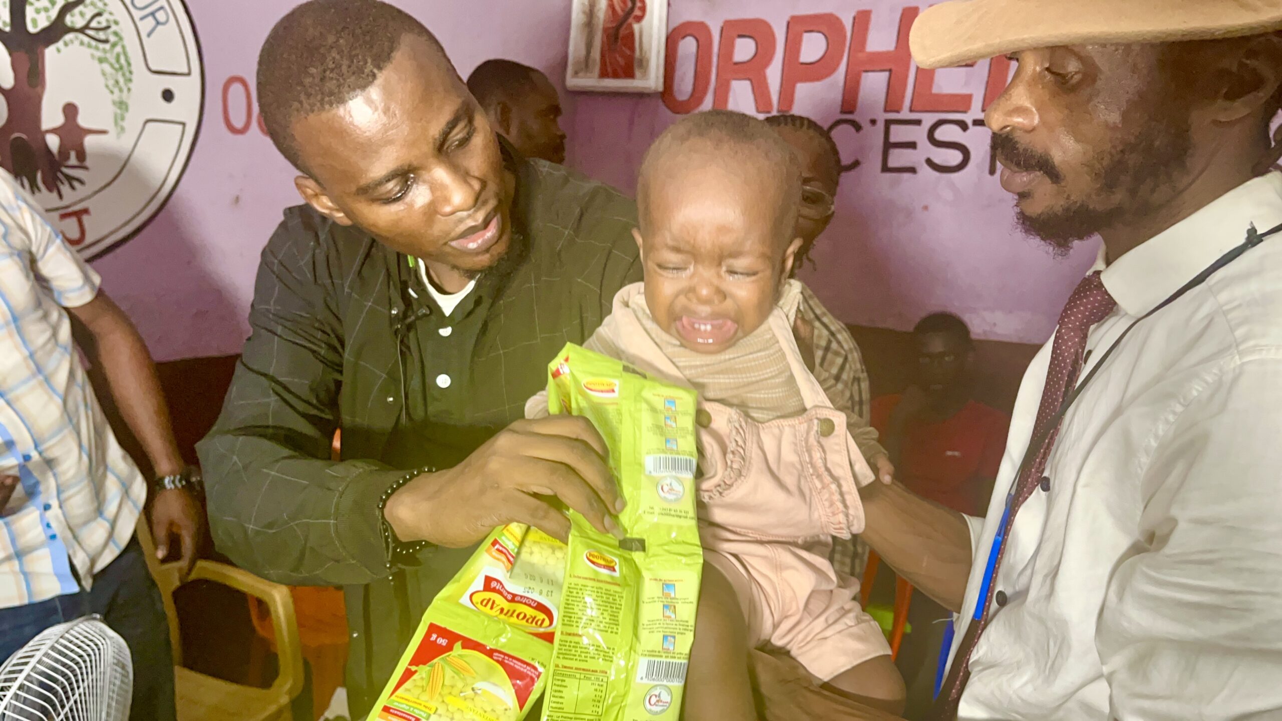 L'equipe de l'ong cfev en action de donation dans un orphelinat de la place